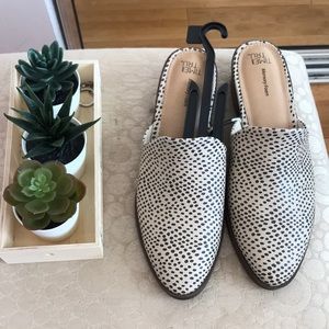 Time and True W’s Clogs, Size 9